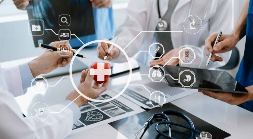 professionnels de santé échangeant autour de clichés médicaux et données médicales diverses symbolisés par des icônes digitaux