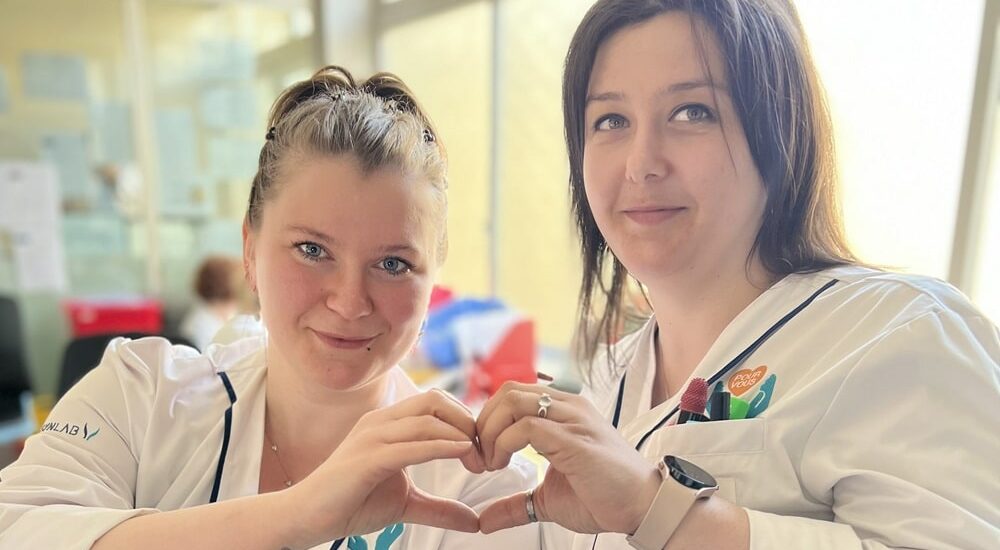 deux secréatires médicales d'un laboratoire Synlab forment un coeur avec leurs mains