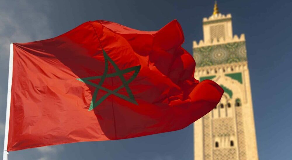 Le drapeau marocain dans la cour de la mosquée Hassan II